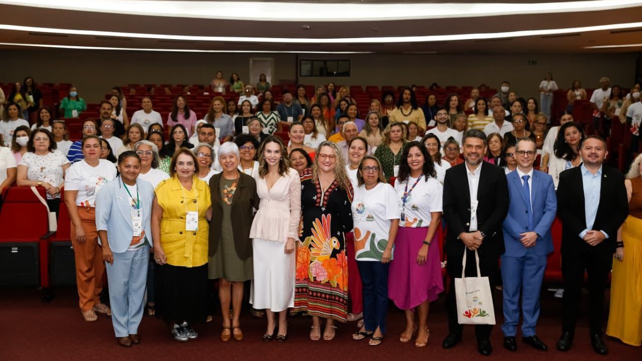 grupo de pessoas posa para a foto